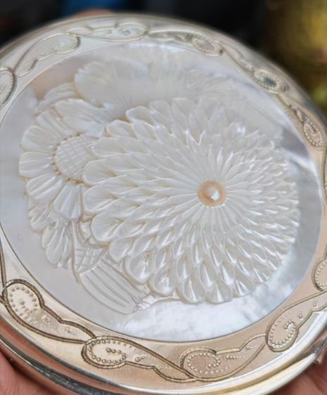 ​ตลับแป้งประดับมุกแท้ เก่าเก็บงานนอก พร้อมกล่อง สวยมาก แบ่งปันหลักร้อยพอครับ รูปที่ 3