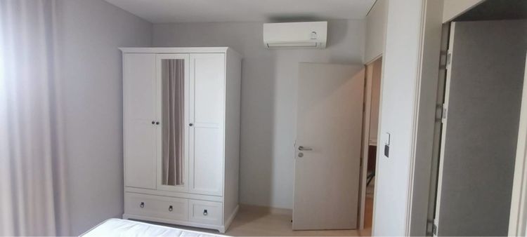 ตู้เสื้อผ้า