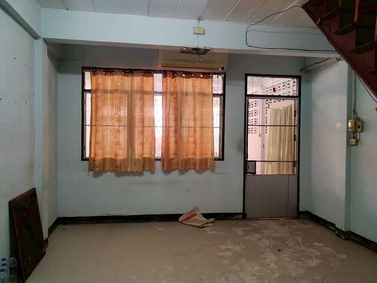 อื่นๆ มีบางส่วน ขายบ้านทาวน์เฮ้าส์  ด่วน เจ้าของขายเอง 	• บ้านทำเลดี อยู่ในชุมชน 	• เดินทางสะดวก เข้า–ออกง่าย  	• ใกล้การไฟฟ้าพระราม 7 • ใกล้ตลาด • ใกล้ร้าน รูปที่ 2