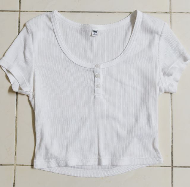 เสื้อครอปผ้ายืด Uniqlo