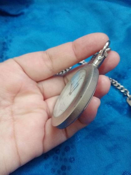 นาฬิกาพก สีเงินอมเทาๆ (ไม่ทราบเนื้อ ไม่ได้เสียไปใส่ถ่านเองค่ะ) รูปที่ 3