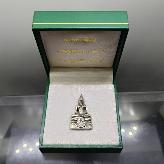 พระพุทธโสธร ลอยองค์ เนื้อเงินขัดเงา ที่ระลึกกรมศุลกากร 120 ปี พ.ศ.2537 พร้อมกล่องเดิม