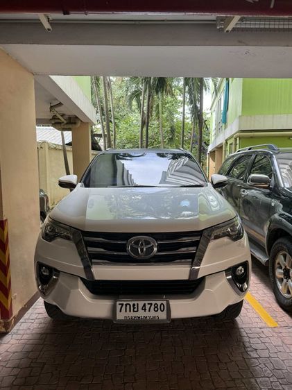รถ Toyota Fortuner 2.4 V สี ขาว