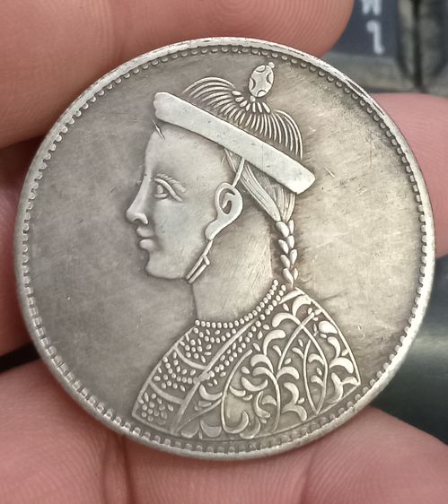 3031-เหรียญที่ระลึกจีนเพื่อการสะสม เหรียญยุวจักพรรดิ์จีนทรงเครื่องกษัตริย์ หลังภาษาจีน ขนาดเส้นผ่าศูนย์กลางประมาณ 3.7 ซม รูปที่ 2