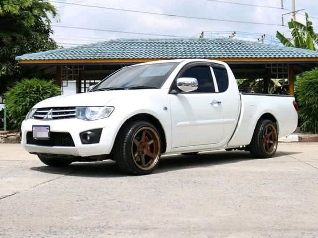 รถ Mitsubishi Triton 2.5 GLS สี ขาว