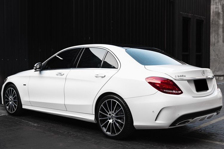 Mercedes-Benz C-Class 2018 C350 Sedan ปลั๊กอินไฮบริด (PHEV) เกียร์อัตโนมัติ ขาว รูปที่ 4