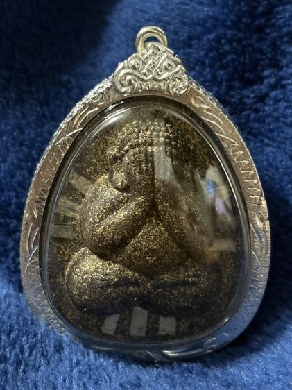 หลวงพ่อคูณ วัดบ้านไร่ ปิดตานวะมหามงคล แซยิด 76 ปี เนื้อผงใบลาน ตะกรุดเงิน 9 ดอก โรยผงตะไบพระกริ่ง ปี 2542 พร้อมเลี่ยมและกล่องเดิม

