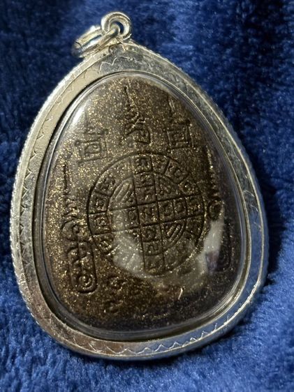 หลวงพ่อคูณ วัดบ้านไร่ ปิดตานวะมหามงคล แซยิด 76 ปี เนื้อผงใบลาน ตะกรุดเงิน 9 ดอก โรยผงตะไบพระกริ่ง ปี 2542 พร้อมเลี่ยมและกล่องเดิม

 รูปที่ 6