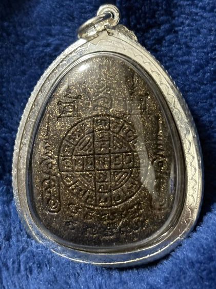 หลวงพ่อคูณ วัดบ้านไร่ ปิดตานวะมหามงคล แซยิด 76 ปี เนื้อผงใบลาน ตะกรุดเงิน 9 ดอก โรยผงตะไบพระกริ่ง ปี 2542 พร้อมเลี่ยมและกล่องเดิม

 รูปที่ 3