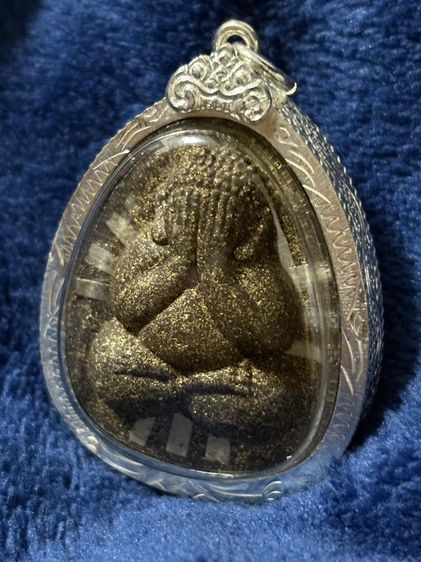 หลวงพ่อคูณ วัดบ้านไร่ ปิดตานวะมหามงคล แซยิด 76 ปี เนื้อผงใบลาน ตะกรุดเงิน 9 ดอก โรยผงตะไบพระกริ่ง ปี 2542 พร้อมเลี่ยมและกล่องเดิม

 รูปที่ 8