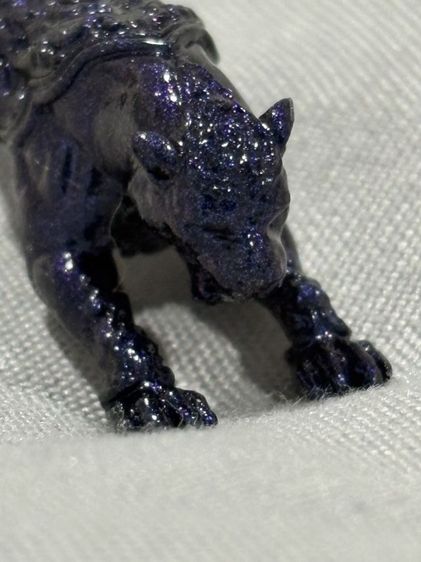 รูปหล่อเสือ รุ่น เจ้าพระยาเสือดำ หลวงปู่บุญมา โชติธมโม สำนักสงฆ์เขาแก้วทอง จ.ปราจีนบุรี ปี 2565 ขนาด 4 ซม เนื้อเหลือบม่วงประกายมุข หมายเลข 45 พร้อมกล่องเดิม รูปที่ 3