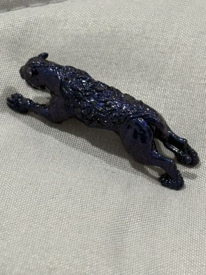 รูปหล่อเสือ รุ่น เจ้าพระยาเสือดำ หลวงปู่บุญมา โชติธมโม สำนักสงฆ์เขาแก้วทอง จ.ปราจีนบุรี ปี 2565 ขนาด 4 ซม เนื้อเหลือบม่วงประกายมุข หมายเลข 45 พร้อมกล่องเดิม รูปที่ 4