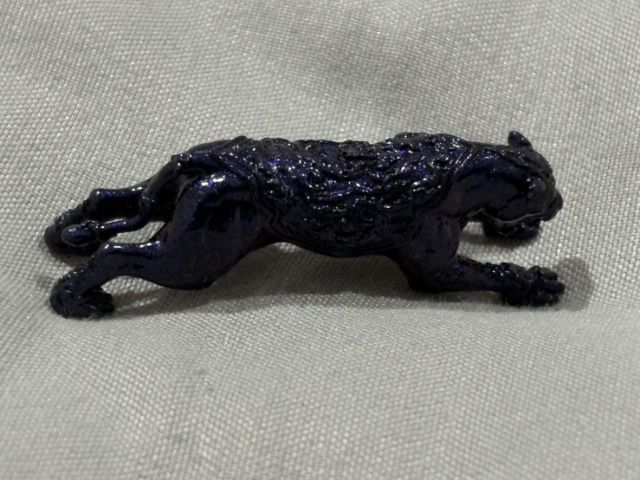 รูปหล่อเสือ รุ่น เจ้าพระยาเสือดำ หลวงปู่บุญมา โชติธมโม สำนักสงฆ์เขาแก้วทอง จ.ปราจีนบุรี ปี 2565 ขนาด 4 ซม เนื้อเหลือบม่วงประกายมุข หมายเลข 45 พร้อมกล่องเดิม รูปที่ 5