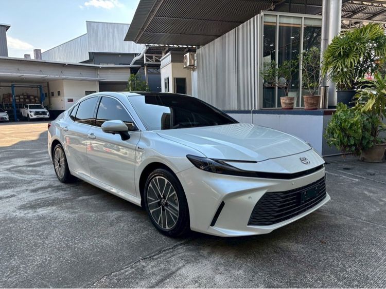 Toyota Camry 2025 2.5 HEV Premium Luxury Sedan ไฮบริด ไม่ติดแก๊ส เกียร์อัตโนมัติ ขาว