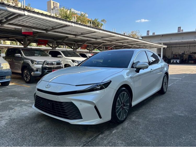 Toyota Camry 2025 2.5 HEV Premium Luxury Sedan ไฮบริด ไม่ติดแก๊ส เกียร์อัตโนมัติ ขาว รูปที่ 2