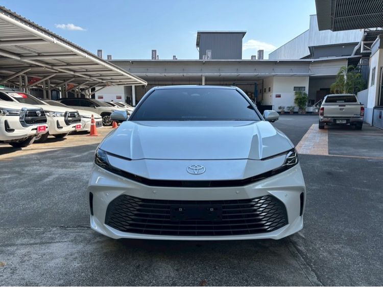 Toyota Camry 2025 2.5 HEV Premium Luxury Sedan ไฮบริด ไม่ติดแก๊ส เกียร์อัตโนมัติ ขาว รูปที่ 3