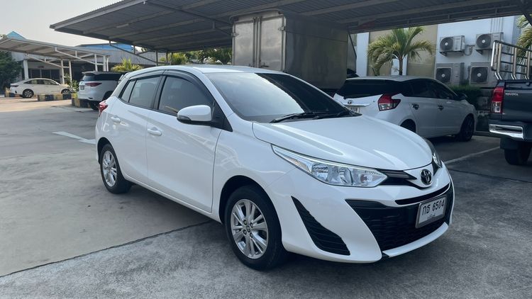 รถ Toyota Yaris 1.2 E สี ขาว