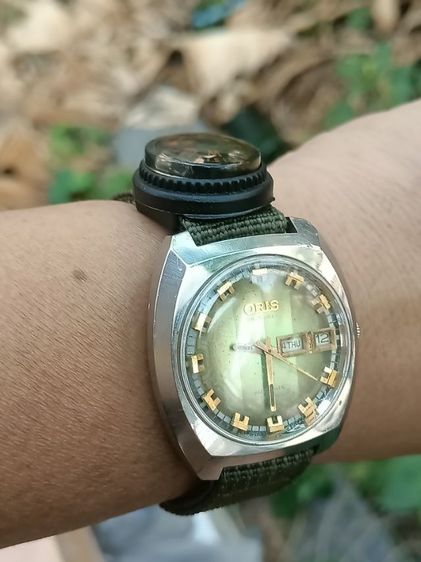 Vintage Oris Automatic 25 Jew.Anti-Shock 1973'sทรงถังเบียร์ หน้าเดิมเหลือบเขียว เครื่องใส เดินปรกติ ขนาด37x42mm. ก.ส.สวยพร้อมสายเขียวทหาร