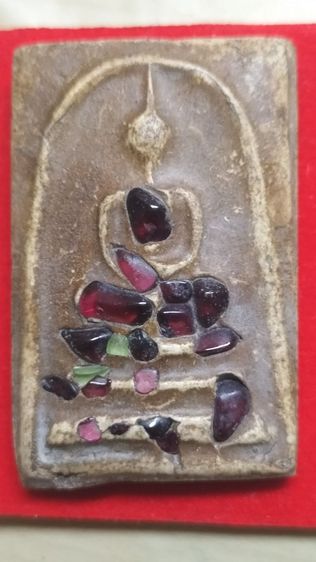 พระสมเด็จฝังพลอยแดง