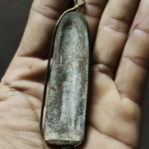 พระร่วงหลังรางปืนสุโขทัย กรุวัดพระศรีมหาธาตุสุโขทัย เนื้อชิน เขียว รูปที่ 2