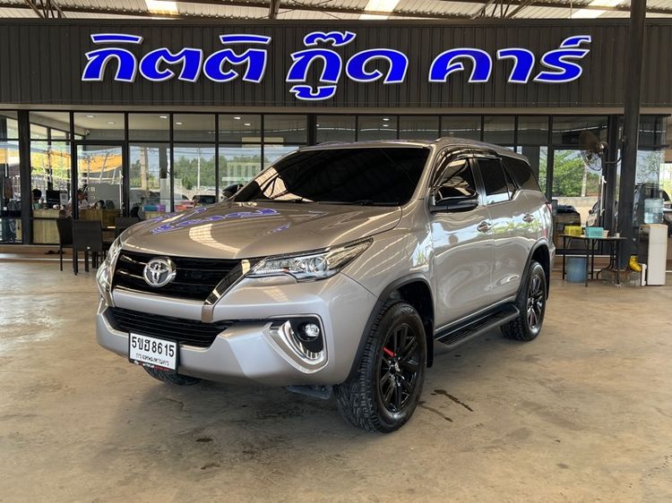 รถ Toyota Fortuner 2.4 V สี เทา