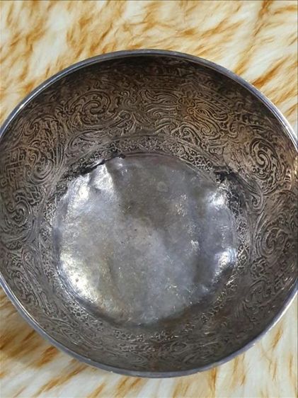 ขันเงินลายไทยเงินดีตีตรา มีฝ่อ 
ปากกว้าง 4 นิ้ว2 หุน หนัก 106 กรัม