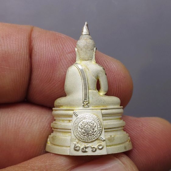 หลวงพ่อโสธร ลอยองค์ใหญ่ เนื้อเงิน รุ่นโสธร 2560 ตำรวจ ๘ ริ้ว ปี2560 พร้อมกล่องเดิม รูปที่ 4