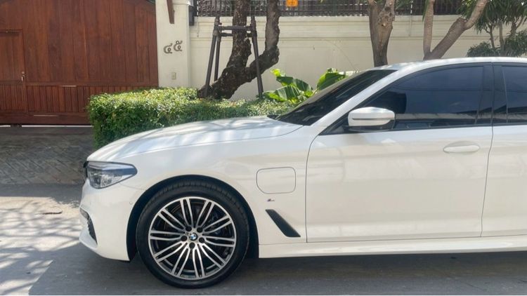 BMW Series 5 2020 530e Sedan ปลั๊กอินไฮบริด (PHEV) ไม่ติดแก๊ส เกียร์อัตโนมัติ ขาว รูปที่ 4