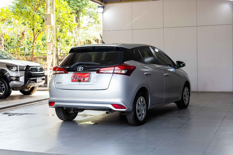 Toyota Yaris 2021 1.2 Entry Sedan เบนซิน ไม่ติดแก๊ส เกียร์อัตโนมัติ เทา รูปที่ 4