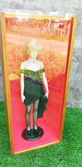 ตุ๊กตาไวนิลเจ้าหญิงไดอาน่า แห่งเวลส์ รุ่นลิมิเต็ดเอดิชั่น จาก Franklin Mint กล่องไม้ สภาพดี สวยงาม รูปที่ 6