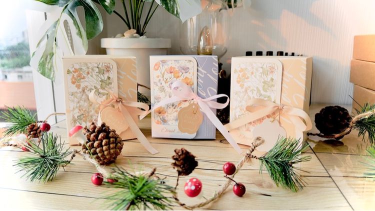 เซ็ทเทียนหอมพร้อมแพ็คเกจ ประกอบด้วยเทียนหอม และโปสการ์ดแบบสุ่ม มีทั้งหมด 3เซ็ท🛍️ รูปที่ 2