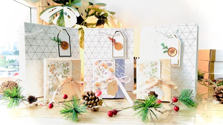 เซ็ทเทียนหอมพร้อมแพ็คเกจ ประกอบด้วยเทียนหอม และโปสการ์ดแบบสุ่ม มีทั้งหมด 3เซ็ท🛍️