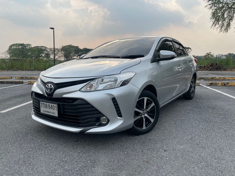 รถ Toyota Vios 1.5 J สี เทา