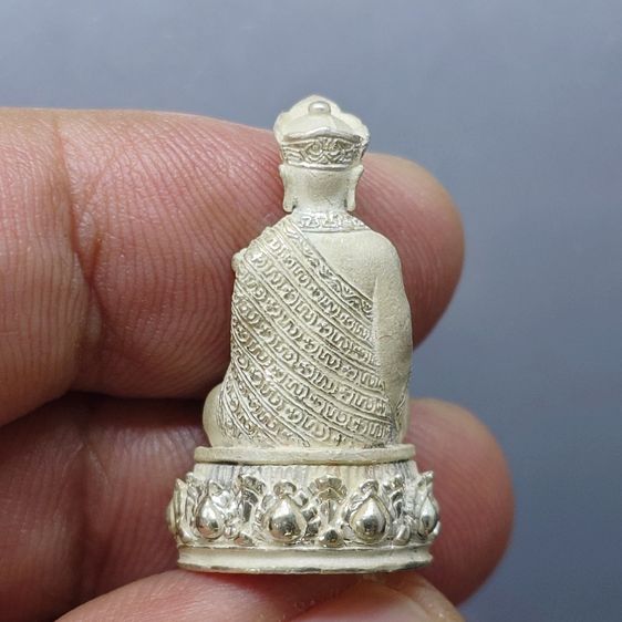 พระรูปเหมือนไต้ฮงกงโจวซือ เนื้อเงิน จัดสร้างโดยมูลนิธิวิทยาเขตสิรินธรราชวิทยาลัย ในพระราชูปถัมภ์ พิธีวัดบวรนิเวศวิหาร ปี2539 พร้อมกล่องเดิม รูปที่ 4