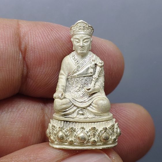 พระรูปเหมือนไต้ฮงกงโจวซือ เนื้อเงิน จัดสร้างโดยมูลนิธิวิทยาเขตสิรินธรราชวิทยาลัย ในพระราชูปถัมภ์ พิธีวัดบวรนิเวศวิหาร ปี2539 พร้อมกล่องเดิม รูปที่ 3