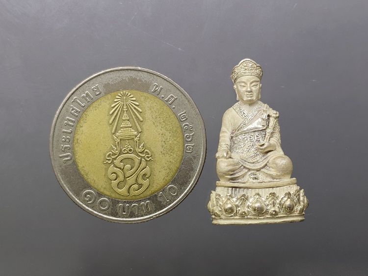 พระรูปเหมือนไต้ฮงกงโจวซือ เนื้อเงิน จัดสร้างโดยมูลนิธิวิทยาเขตสิรินธรราชวิทยาลัย ในพระราชูปถัมภ์ พิธีวัดบวรนิเวศวิหาร ปี2539 พร้อมกล่องเดิม รูปที่ 7