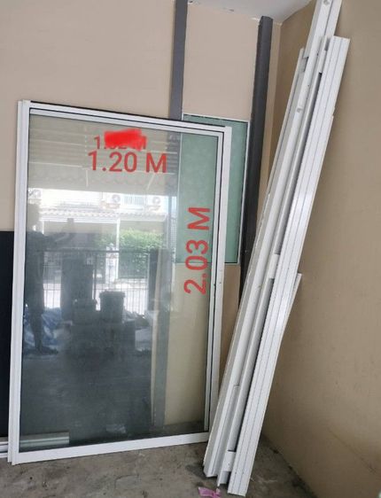 ประตูกระจก บานเลื่อน ราคานี้ ยกได้เลย มี 2 ชุด  1 ชุดสีขาว ถอดออกจาก กั้นห้อง บริเวณโรงรถ อีกชุด ถอดมาจากคนโด