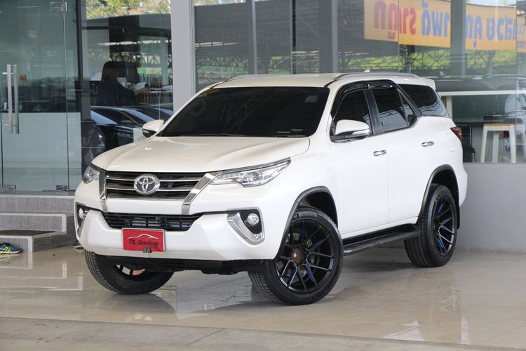 รถ Toyota Fortuner 2.4 V สี ขาว