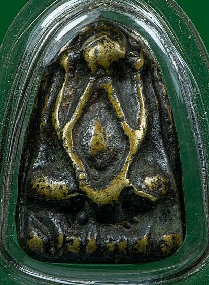 พระปิดตาพิมพ์กบเนื้อโลหะ