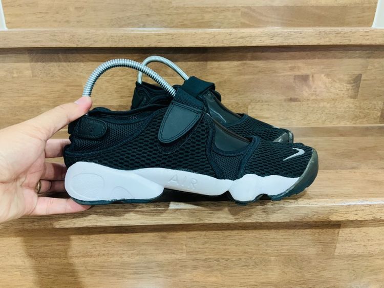 รองเท้า NIKE แท้ 💯 เบอร์ EU 40.5 cm 26 คนเท้า 25-26 cm ใส่ได้ครับ สภาพดีมาก พื้นเต็ม ทรงสวย หายากน่าสะลมครับ รูปที่ 2