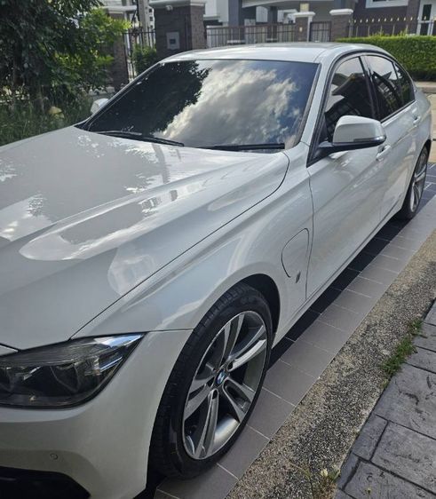 BMW Series 3 2018 330e Sedan ไฮบริด ไม่ติดแก๊ส เกียร์อัตโนมัติ ขาว รูปที่ 3
