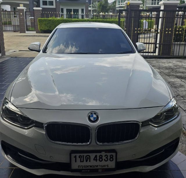 BMW Series 3 2018 330e Sedan ไฮบริด ไม่ติดแก๊ส เกียร์อัตโนมัติ ขาว