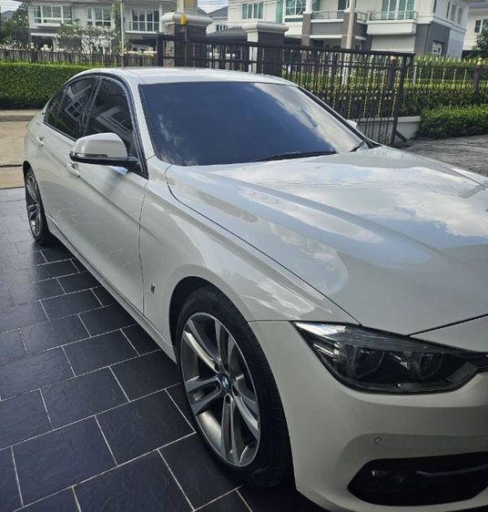 BMW Series 3 2018 330e Sedan ไฮบริด ไม่ติดแก๊ส เกียร์อัตโนมัติ ขาว รูปที่ 2