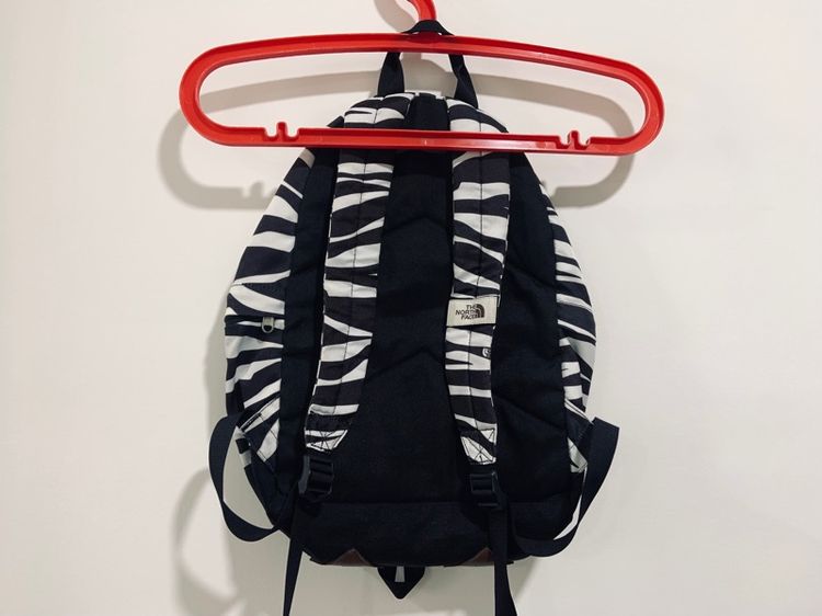 กระเป๋าเป้ The North Face ลายม้าลาย แท้ 💯 size ขนาด กว้าง 11 สูง 15 นิ้ว สภาพใหม่มาก ลายสวย ลายละเอียดดี รูปที่ 5