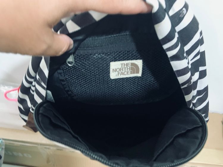 กระเป๋าเป้ The North Face ลายม้าลาย แท้ 💯 size ขนาด กว้าง 11 สูง 15 นิ้ว สภาพใหม่มาก ลายสวย ลายละเอียดดี รูปที่ 7