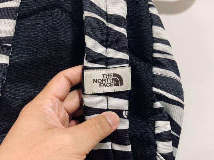 กระเป๋าเป้ The North Face ลายม้าลาย แท้ 💯 size ขนาด กว้าง 11 สูง 15 นิ้ว สภาพใหม่มาก ลายสวย ลายละเอียดดี รูปที่ 6