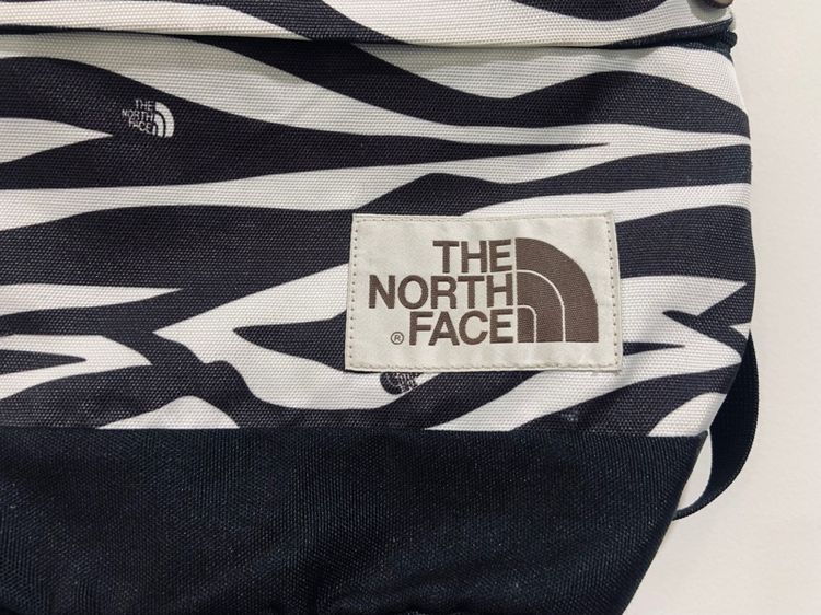 กระเป๋าเป้ The North Face ลายม้าลาย แท้ 💯 size ขนาด กว้าง 11 สูง 15 นิ้ว สภาพใหม่มาก ลายสวย ลายละเอียดดี รูปที่ 2