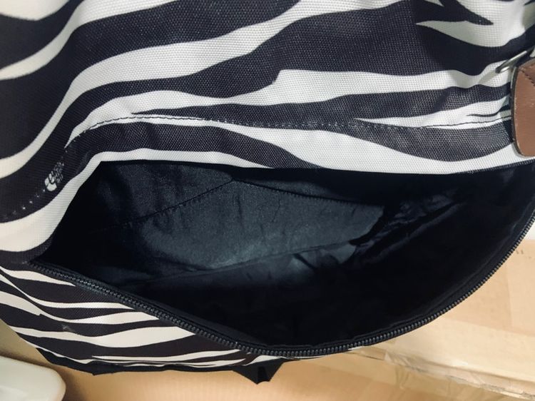 กระเป๋าเป้ The North Face ลายม้าลาย แท้ 💯 size ขนาด กว้าง 11 สูง 15 นิ้ว สภาพใหม่มาก ลายสวย ลายละเอียดดี รูปที่ 8