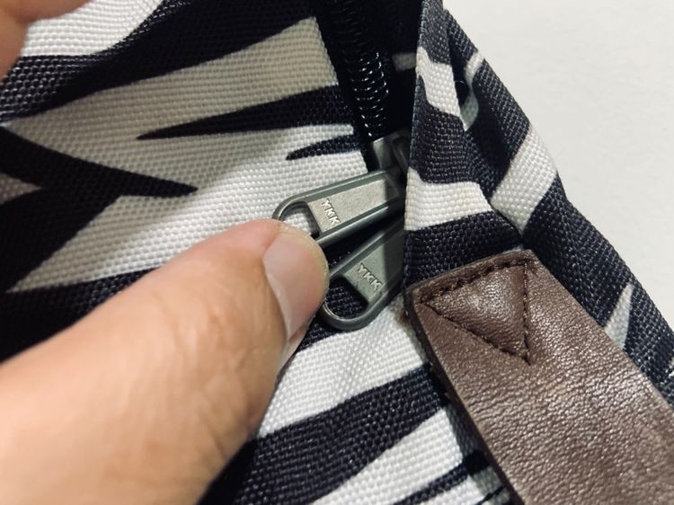 กระเป๋าเป้ The North Face ลายม้าลาย แท้ 💯 size ขนาด กว้าง 11 สูง 15 นิ้ว สภาพใหม่มาก ลายสวย ลายละเอียดดี รูปที่ 3