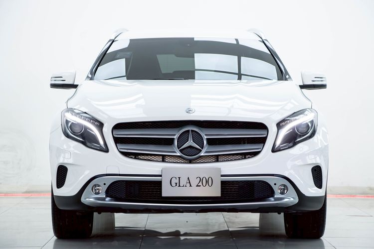 Mercedes-Benz GLA-Class 2016 GLA200 Sedan เบนซิน ไม่ติดแก๊ส เกียร์อัตโนมัติ ขาว รูปที่ 4